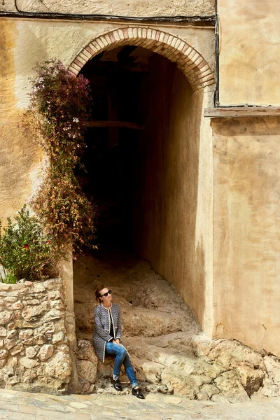 Una donna nel villaggio Miravet. Provincia di Tarragona. Spagna — Foto Stock