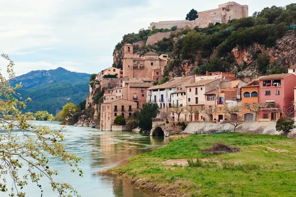 Aldeia Miravet e rio Ebro. Província de Tarragona — Fotografia de Stock