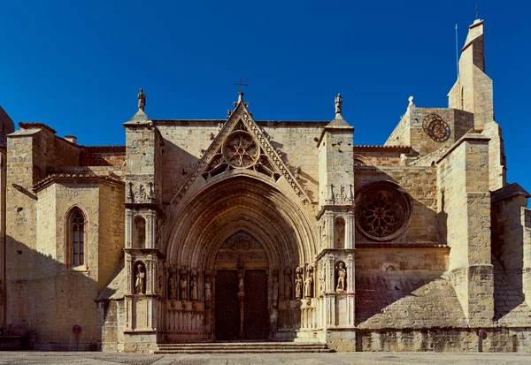 Brána svatého Mary církve v obci Morella. Španělsko — Stock fotografie