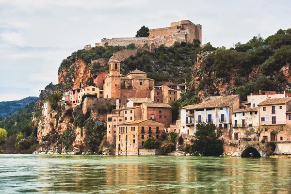 Wieś Miravet i rzeki Ebro. Prowincji Tarragona. Hiszpania. — Zdjęcie stockowe