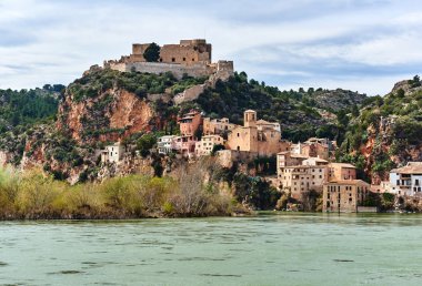 Miravet Köyü ve Ebro Nehri'nin. Tarragona ilinde. İspanya. Mi