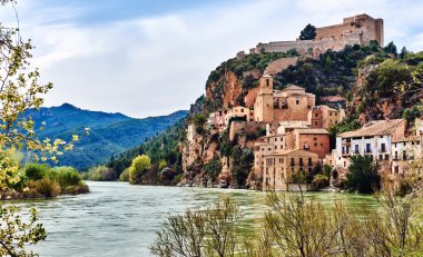 Miravet Köyü ve Ebro Nehri'nin. Tarragona ilinde. İspanya. Mi