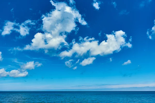 Céu nublado brilhante e horizonte sobre o Mar Báltico — Fotografia de Stock