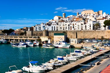 Liman ve eski şehir Peniscola. İspanya