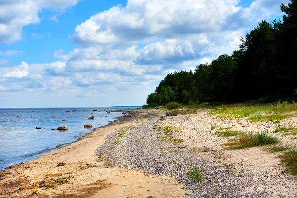 Ljusa molnig himmel och Horisont över Östersjön. Lettland — Stockfoto