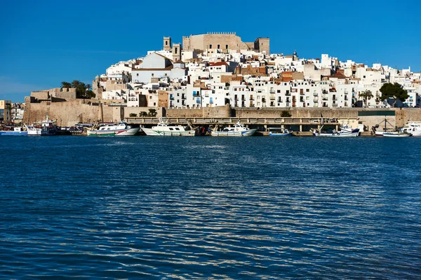 Porto e centro storico di Peniscola. Spagna — Foto Stock