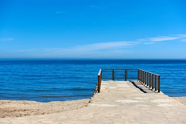 Céu azul e horizonte sobre o mar Mediterrâneo — Fotografia de Stock