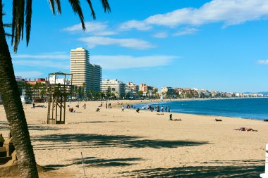 Peniscola sahilde insanlar rahatlatıcı. İspanya