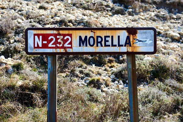 Stará silnice znamení Morrela vesnice. Španělsko — Stock fotografie