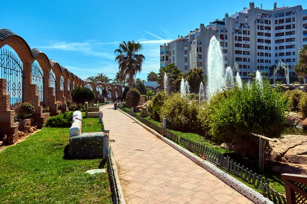 Malebné Marina d'Or zahrady ve městě Oropesa del Mar resort města — Stock fotografie