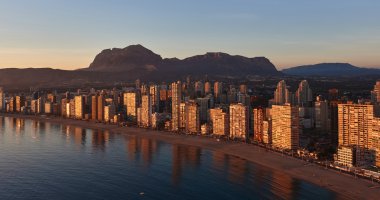 Gün batımında Benidorm şehir şeridinin havadan görünümü. İspanya