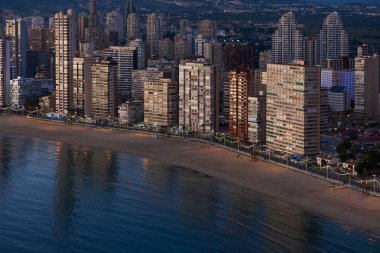 Gün batımında Benidorm şehir şeridinin havadan görünümü. İspanya