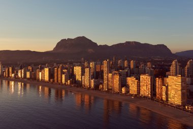 Gün batımında Benidorm şehir şeridinin havadan görünümü. İspanya