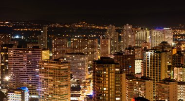 Benidorm şehir gece ışıklandırılmış gökdelenler. İspanya