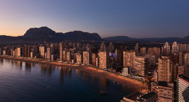 Gün batımında Benidorm şehir şeridinin havadan görünümü. İspanya