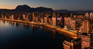 Benidorm şehir gece ışıklandırılmış gökdelenler. İspanya