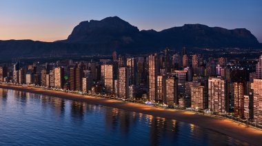Gün batımında Benidorm şehir şeridinin havadan görünümü. İspanya