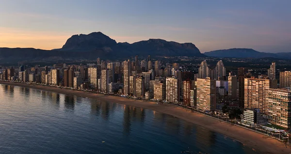 มุมมองทางอากาศของชายฝั่งเมือง Benidorm เมื่อพระอาทิตย์ตกดิน สเปน — ภาพถ่ายสต็อก