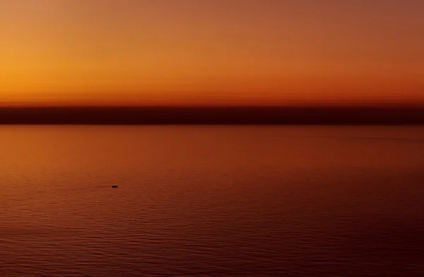 Hermosa puesta de sol ardiente sobre el mar Mediterráneo. España — Foto de Stock