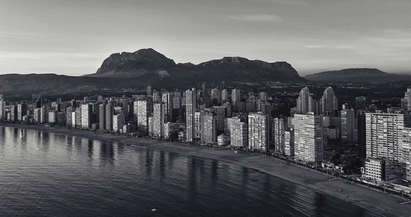 Veduta aerea di una costa della città di Benidorm al tramonto. Spagna — Foto Stock