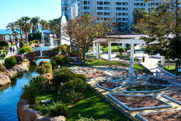 Marina d'Or trädgård. Oropesa del Mar stad, Spanien — Stockfoto