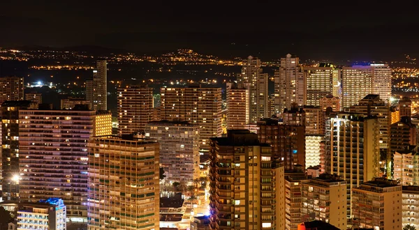 Upplysta skyskrapor i en Benidorm stad på natten. Spanien — Stockfoto