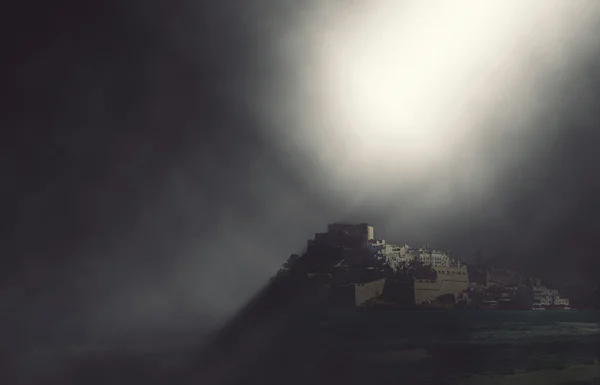 Peniscola slott. Visa från stranden, med en suddig effekt — Stockfoto