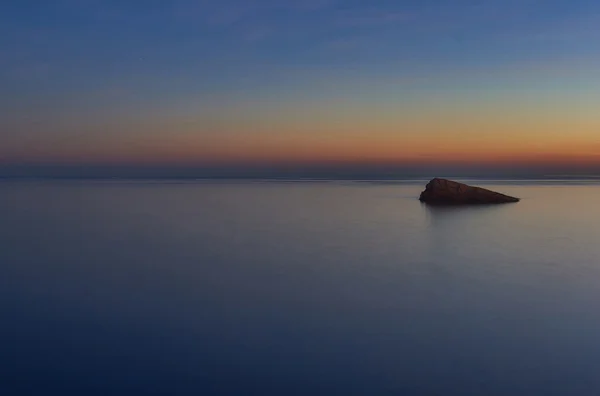 Ηλιοβασίλεμα πάνω από το νησί του Benidorm και τη Μεσόγειο θάλασσα. Ισπανία — Φωτογραφία Αρχείου