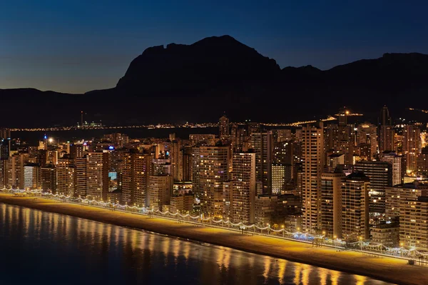 Rascacielos iluminados de una ciudad de Benidorm por la noche. España —  Fotos de Stock