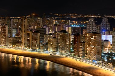 Benidorm şehir gece ışıklandırılmış gökdelenler. İspanya 