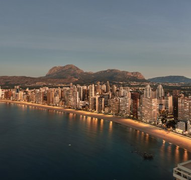 Benidorm şehir kıyı şeridi gündoğumu, havadan görünümü. İspanya