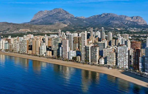 Letecký pohled na pobřeží města Benidorm. Španělsko — Stock fotografie