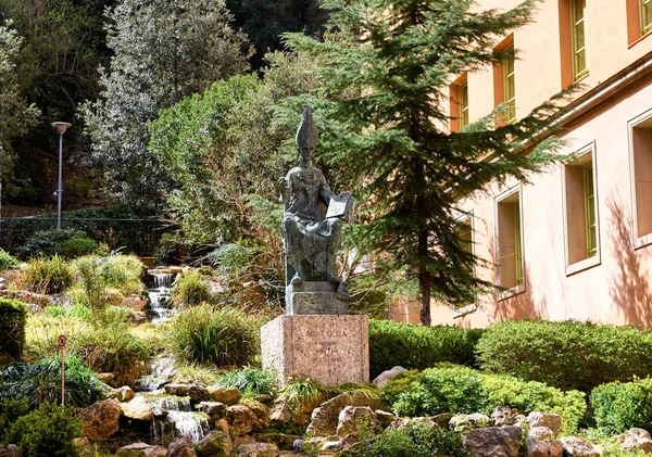 Başrahip Oliba Montserrat adlı heykeli. İspanya — Stok fotoğraf