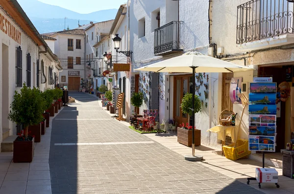 Affascinante strada stretta con negozi di souvenir di un Guadalest. Spagna — Foto Stock