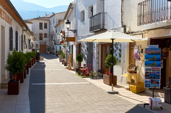 Charmante enge Gasse mit Souvenirläden eines Guadalest. Spanien — Stockfoto