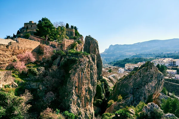 Guadalest kasteel op een rots. Guadalest is een klein dorp op de — Stockfoto