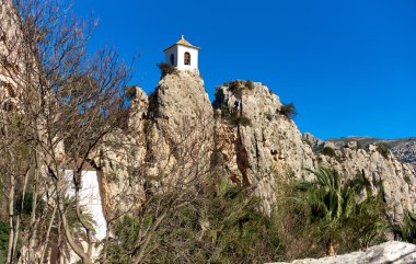 Guadalest kayasının üzerindeki çan kulesi. İspanya