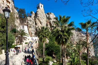 Guadalest Dağı'na giden yol. İspanya