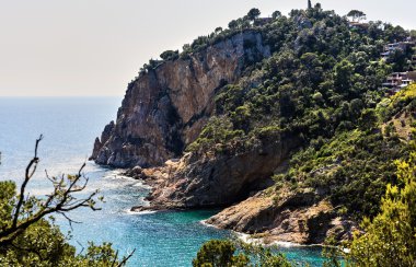 Cala Giverola kayalık sahil