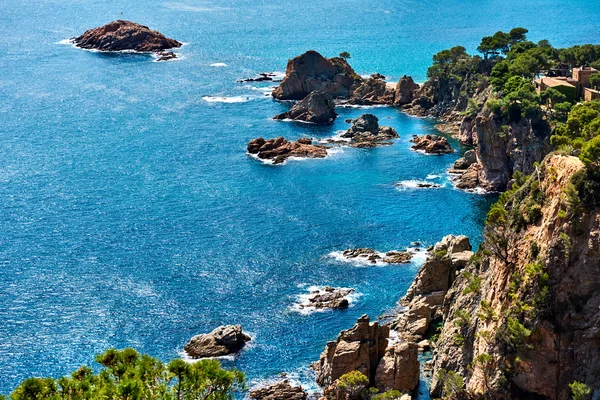 Klippiga havet i Tossa de Mar. Spanien — Stockfoto