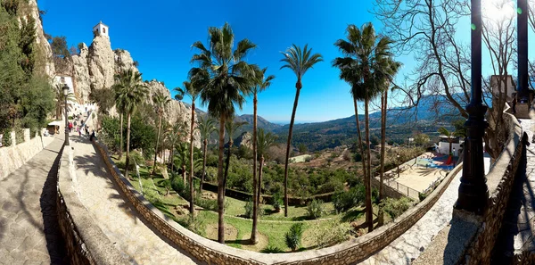 Panoramautsikt över vägen upp till berget Guadalest. Spanien — Stockfoto