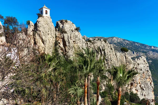 Turm auf einem Felsen aus Guadalest. Spanien — Stockfoto