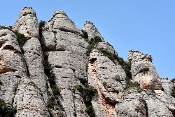 Montserrat montañas contra el cielo azul. España — Foto de Stock
