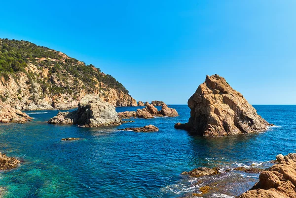 Rotsachtige kust van Tossa de Mar. Spanje — Stockfoto