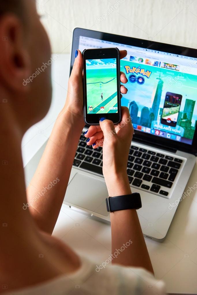 Woman sitting in a car and playing a Pokemon Go game Stock Photo - Alamy
