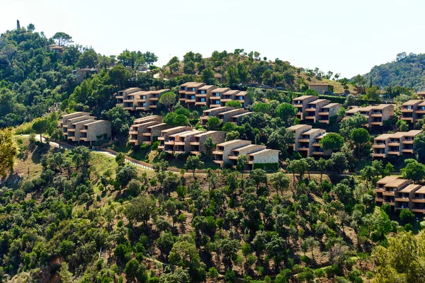 Moderne heuvel voorsteden huizen in Cala Giverola — Stockfoto