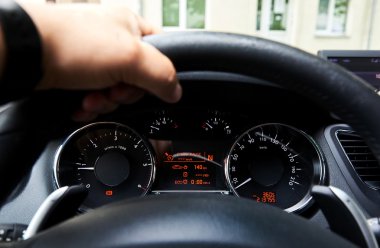 Sürücünün el bir araba içinde bir direksiyon simidi üzerinde