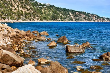 Punta Brava'nın kayalık sahili. Catalonia, İspanya