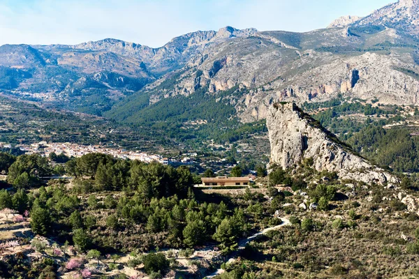 Guadalest vallée avec un rocher d'Alcala — Photo