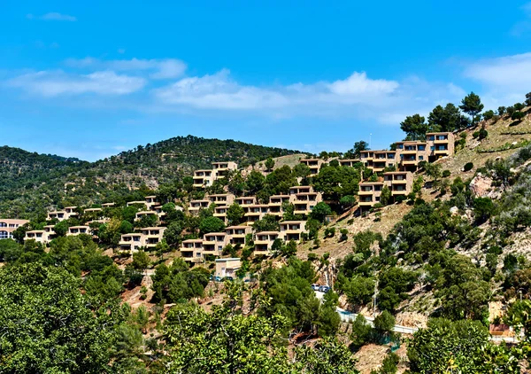 Nowoczesne wzgórzu podmiejskich domów w Cala Giverola — Zdjęcie stockowe
